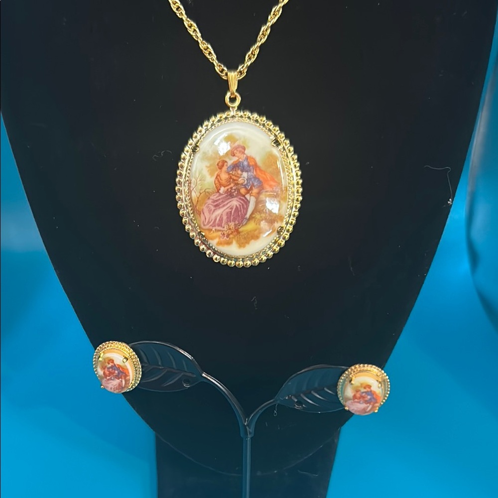 1970’s Vintage Gold Tone Pendant Necklace and Earring Set